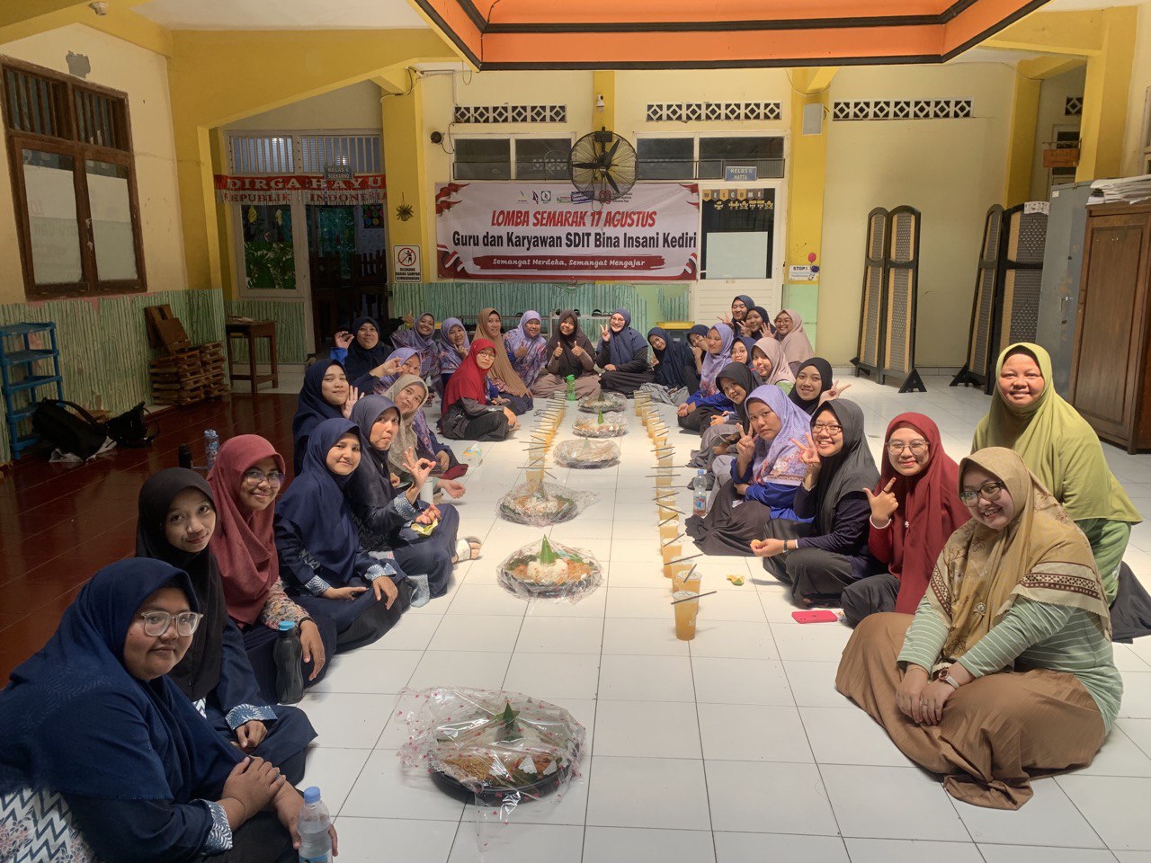 🇮🇩 Semarak Kemerdekaan di SDIT Bina Insani: Guru Kompak, Tawa Menggema!